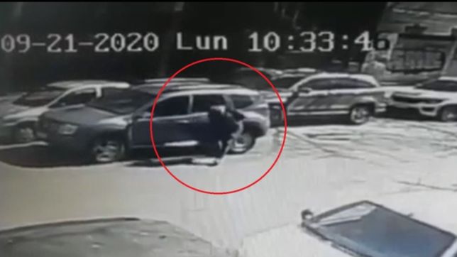 video: aprovecho un descuido y robo un maletin de un auto estacionado en doble fila