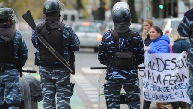 los manteros mantienen la lucha para volver a la plaza: son dias que la gente no come