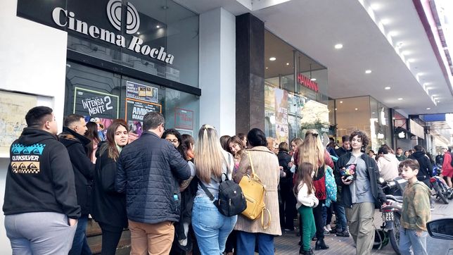 casi dos cuadras de cola en la plata para ver la pelicula de disney que es sensacion