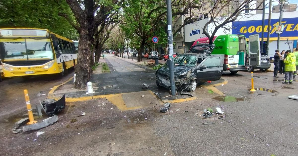 Impactante choque con un herido entre dos autos en pleno centro de La Plata