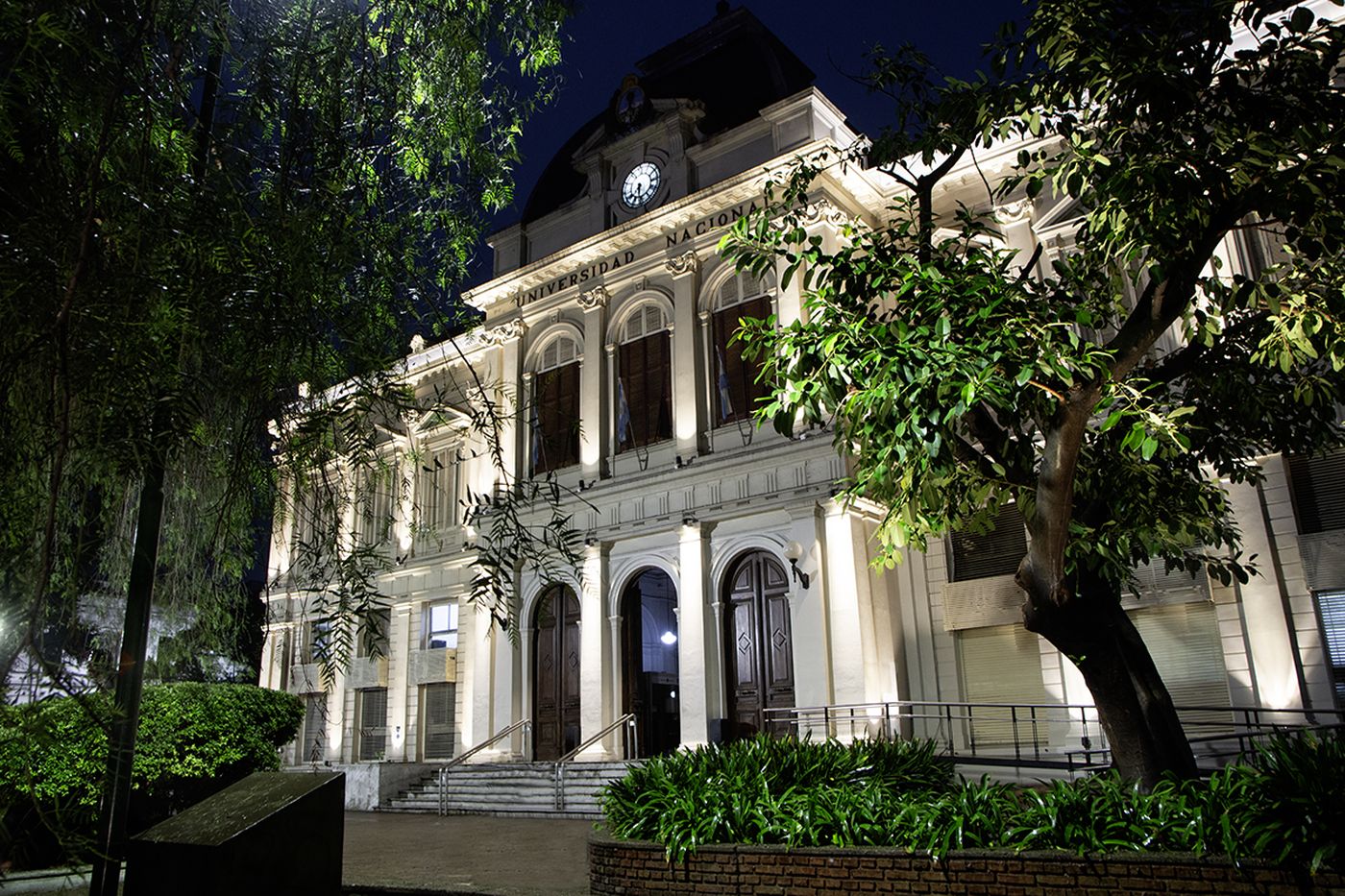 Renovaron la fachada del Rectorado de la UNLP con luminaria LED