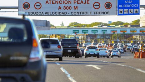 Manejaba borracho en plena Autopista, embistió a un motociclista y lo mandó al hospital Manejaba borracho en plena Autopista, embistió a un motociclista y lo mandó al hospital