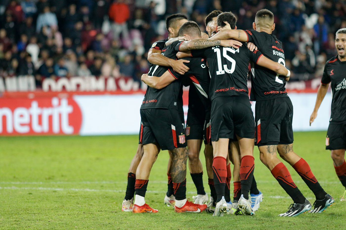 Estudiantes Lanús festejo 1.jpg