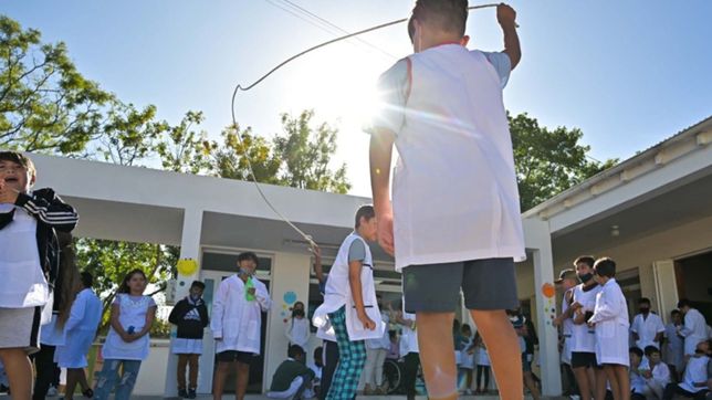 la provincia oficializo la extension de la jornada escolar en las escuelas primarias