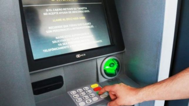 ¿quienes comienzan a pagar para utilizar los cajeros automaticos a partir de abril?