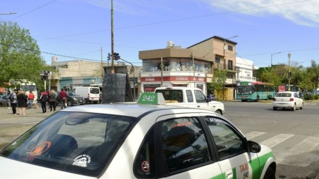 por primera vez los taxistas tienen una parada en el centro comercial de los hornos