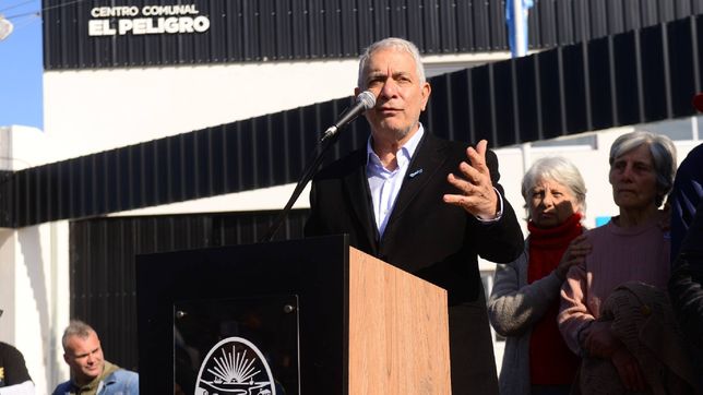 julio alak inauguro la nueva delegacion de el peligro y presento nuevo pavimento en una calle estrategica