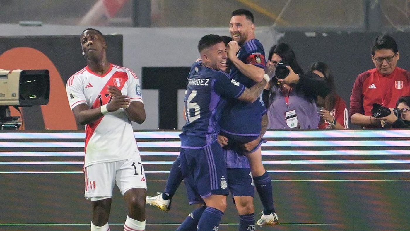 Lionel Messi y Enzo Fernández festejando un gol en la victoria 2 a 0 sobre Perú.
