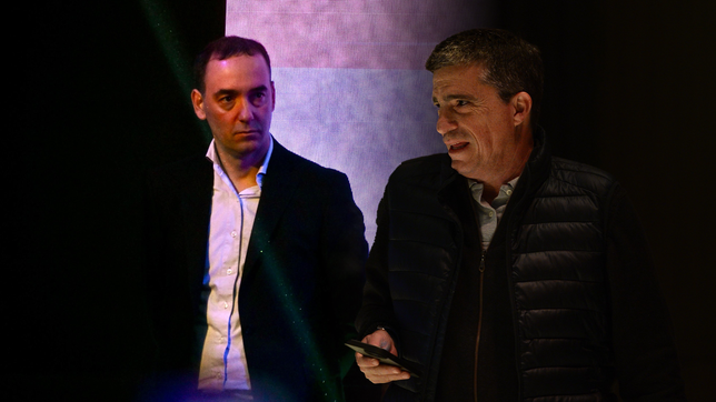 los libertarios ante el desafio de recortar la distancia con el peronismo y sumar para santilli