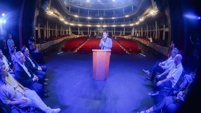 el teatro coliseo podesta lanzo la temporada y mostro un nuevo sistema para bajar la historica arana