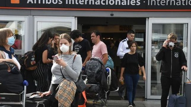 aseguran que no es necesario exigir testeos y obligar a hacer cuarentena a los turistas