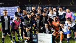 el plantel de gimnasia ceno en el micro, durmio en abasto y se entrena por la tarde el plantel de gimnasia ceno en el micro, durmio en abasto y se entrena por la tarde