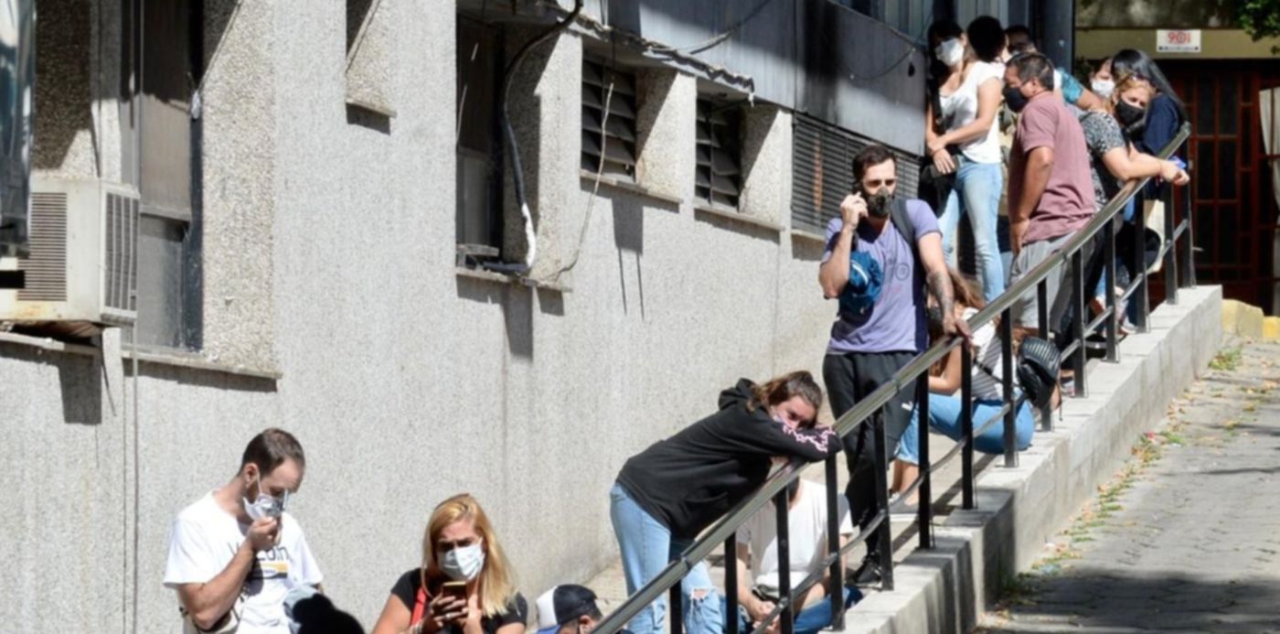 Fila colas hisopados Hospital Rossi