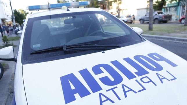pelea vecinal en la plata: fue a reclamarle por un vidrio roto, lo golpeo y trato de agredir a la policia
