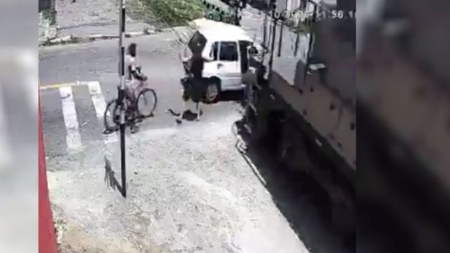 video: un auto quedo en medio de las vias y fue arrollado por el tren