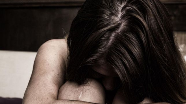 fue a bailar a un boliche de la plata y un joven abuso de ella en el bano