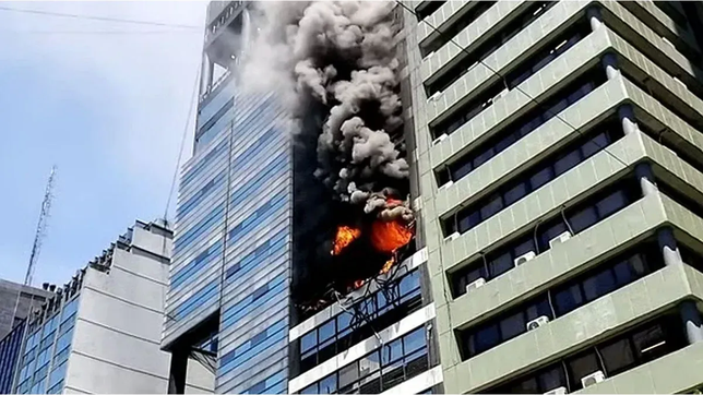 explosion y fuego a metros del ministerio de trabajo de la nacion