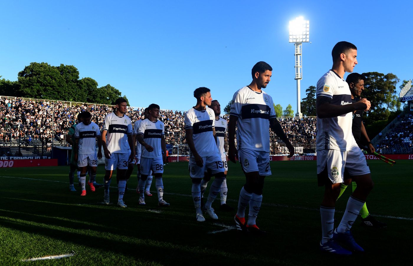 Gimnasia Central Córdoba salida jugadores.jpg