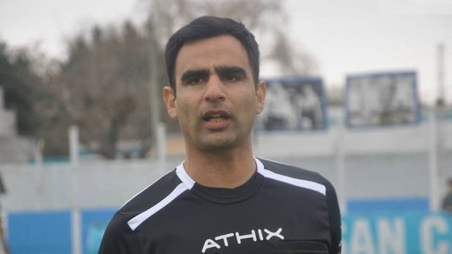 a estudiantes le toco un arbitro que lo perjudico de manera insolita