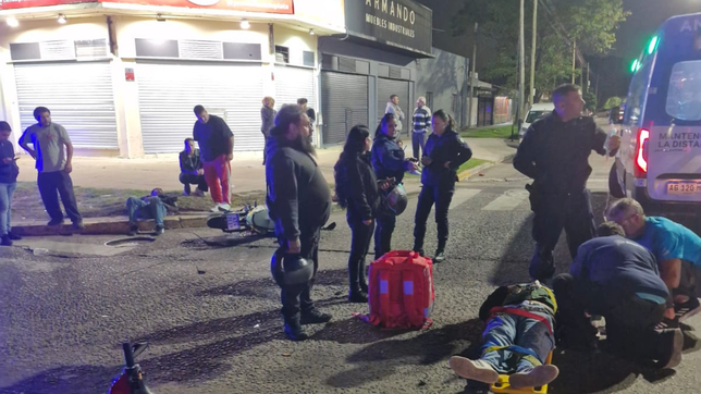 dos motociclistas terminaron internados tras un fuerte accidente en 25 y 32