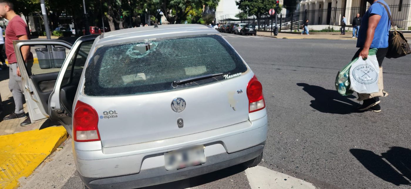 Así quedo el auto involucrado en la discusión de tránsito en pleno centro de La Plata