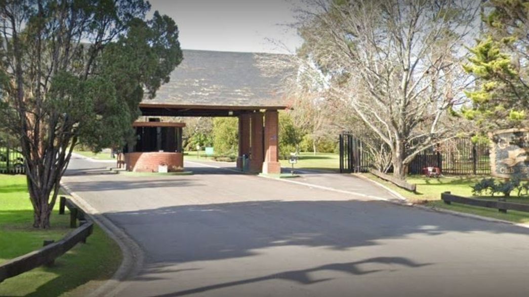 Un hombre se descompensó a metros del Grand Bell y murió adentro de su auto