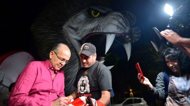 vecinos y fanaticos sorprendieron a sabella con un leon gigante en el dia de su cumpleanos