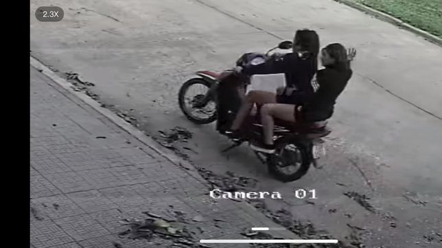 dos motochorras atacaron salvajemente a una mujer en la plata para robarle
