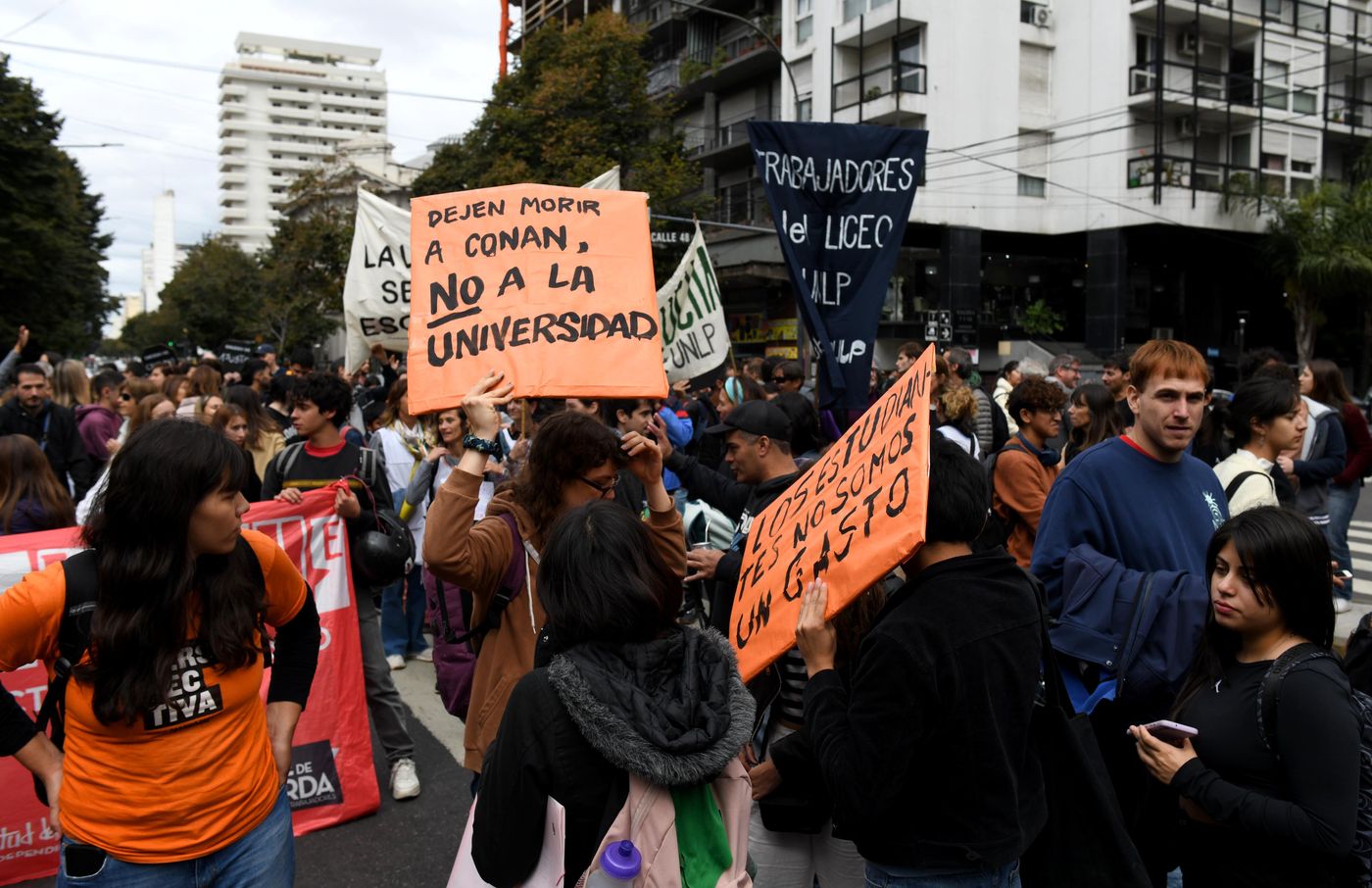 UNLP Rectorado protesta marcha educacon -0007 (1).JPG