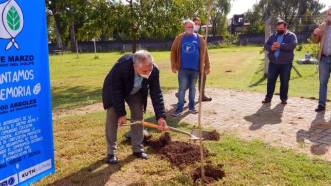 en la utn la plata plantaron arboles en homenaje a los 30 mil desaparecidos