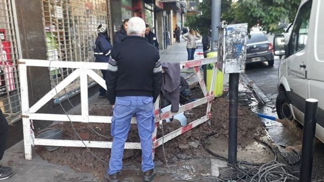 se rompio un cano en pleno centro y el agua entro en los depositos de los comercios