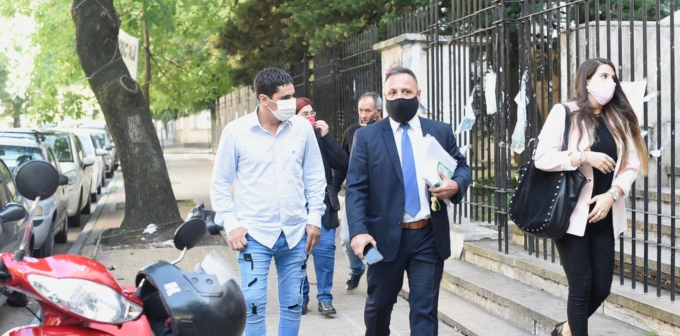 Luis Miguel Vera acusado de robo junto a sus abogados Lucía concepción y Marcelo Botindari - Marcelo Botindari Lucía Concepción Luis Miguel Vera