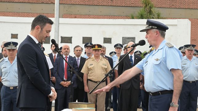 echaron al jefe de la fuerza aerea por el uso indebido de aviones y denuncias de acoso