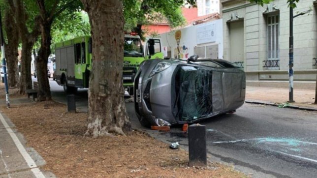 susto en pleno centro de la plata por el impactante vuelco de un auto