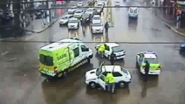 video: cruzo en rojo, causo un violento accidente y ahora debera pagar 44 mil pesos de multa