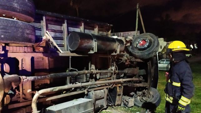 espectacular accidente en la ruta 2: un camion choco contra una garita y volco