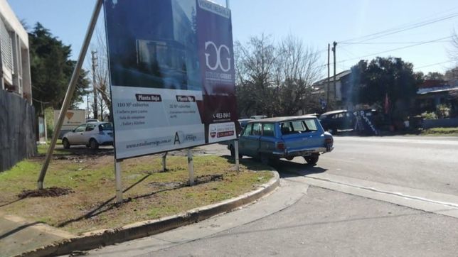 pusieron un cartel gigante en una esquina de la plata y no se ve nada