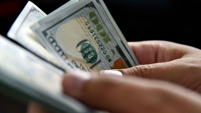 analistas privados estiman una inflacion del 98,4% y un dolar oficial a $328 para 2023