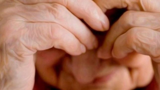 entro a la casa de una abuela, la golpeo en la cara y se acosto a dormir en su cama