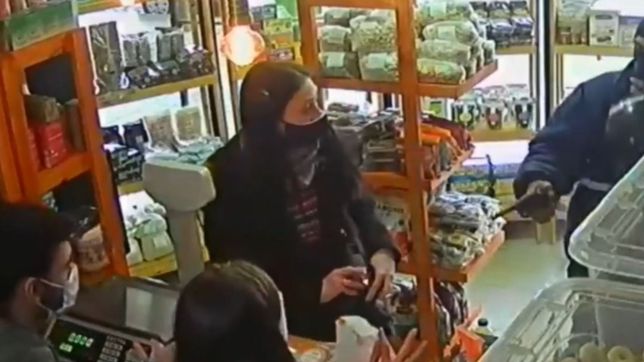 video: terror por un robo armado en una dietetica de la plata en el dia de su inauguracion