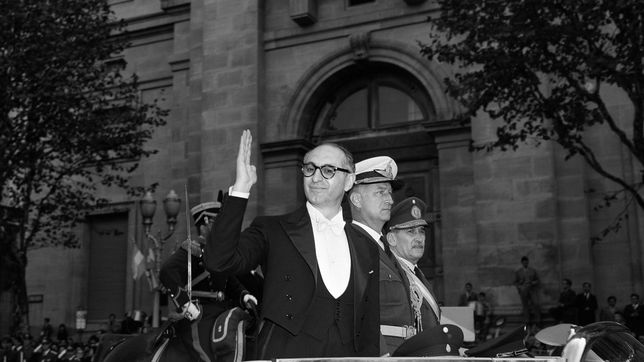 milei defendio el mega dnu citando a frondizi y cargo contra la oposicion