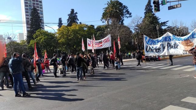 vendedores ambulantes y manteros cortaron el transito en 7 y 50