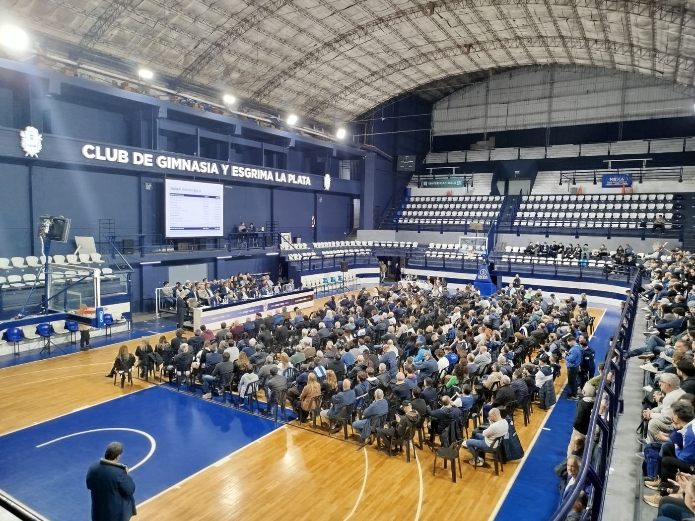 Buen número de asistentes en la Asamblea del Lobo.
