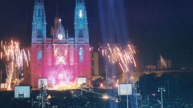 el recuerdo de la noche historica en la que la catedral de la plata lucio sus nuevas torres