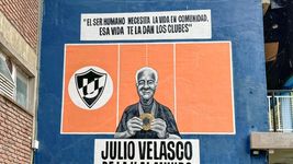 en un emotivo acto, descubrieron un mural de julio velasco en el club universitario