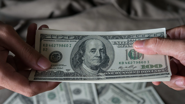 ¿por que el dolar se desplomo un 5% en solo un dia y cuanto valdra para fin de ano segun los expertos?
