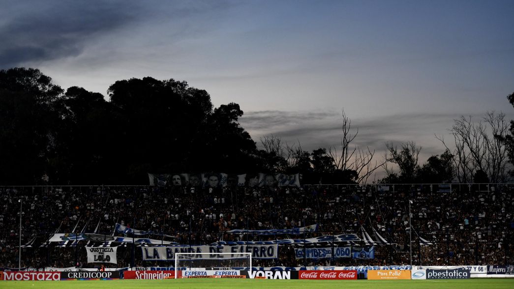 ¿Cómo va a estar el clima en el clásico platense y por qué la lluvia amenaza al partido?
