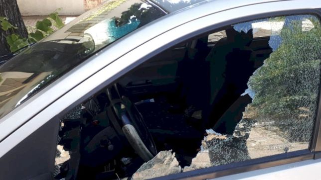 tension en la zona roja de la plata por una banda que destruye autos a piedrazos