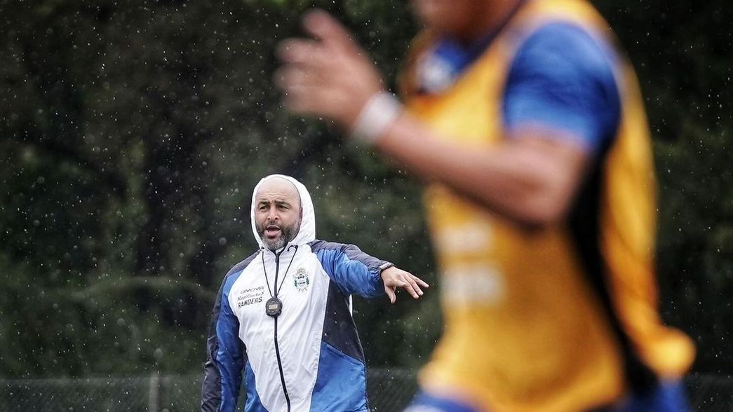 Bajo la lluvia y la atenta mirada de Marcelo Méndez, Gimnasia se entrena en un intenso doble turno