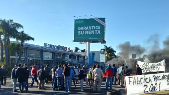 los trabajadores de la papelera de ringuelet en crisis vuelven a cortar el centenario